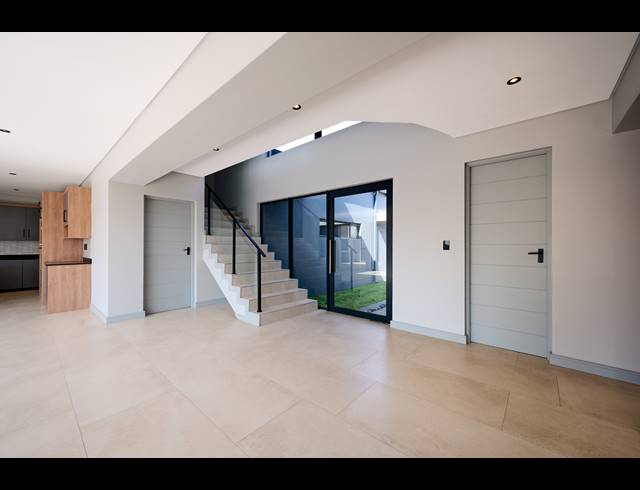 5 BEDROOM HOUSE FOR SALE IN HELDERFONTEIN ESTATE